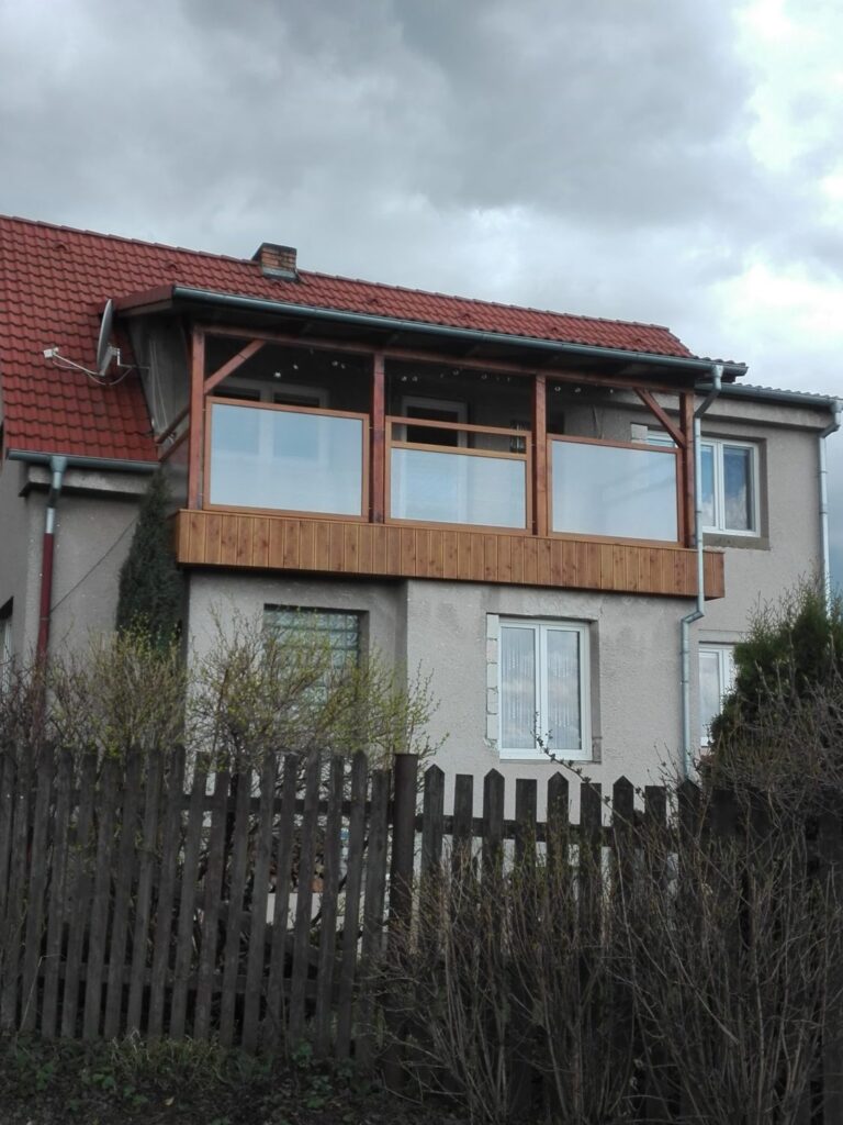 Balkon rodinného domu v Malovidec  - Truhlářství Jiří Sviták Bolina u Vlašimi